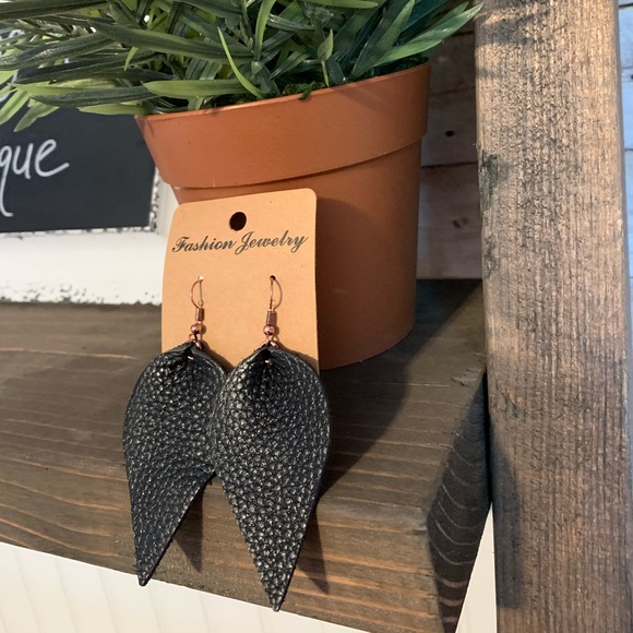 Jewelry - Black leaf earrings